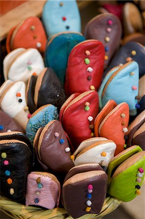 simsearch:6119-07452842,k - Moroccan leather slippers for sale in market, Marrakech, Morocco, North Africa, Africa Photographie de stock - Premium Libres de Droits, Code: 6119-07541614