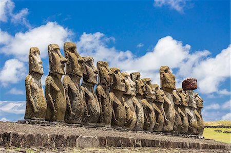 Fifteen moai at the restored ceremonial site of Ahu Tongariki on Easter Island (Isla de Pascua) (Rapa Nui), UNESCO World Heritage Site, Chile, South America Foto de stock - Sin royalties Premium, Código: 6119-07587363