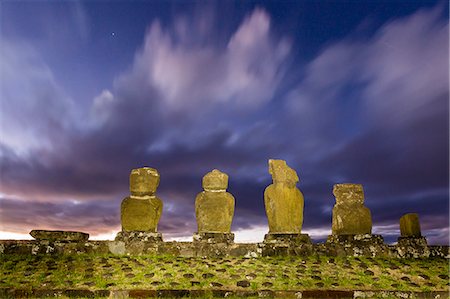 Preserved original moai in the Tahai Archaeological Zone on Easter Island (Isla de Pascua) (Rapa Nui), UNESCO World Heritage Site, Chile, South America Foto de stock - Sin royalties Premium, Código: 6119-07587365