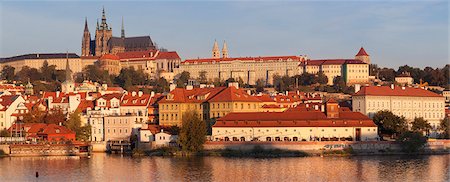 View over the River Vltava to the Castle District with St. Vitus Cathedral and Royal Palace, UNESCO World Heritage Site, Prague, Czech Republic, Europe Foto de stock - Sin royalties Premium, Código: 6119-07587385