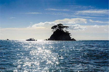 Backlight of a lonely rock sitting in the ocean, Abel Tasman National Park, South Island, New Zealand, Pacific Photographie de stock - Premium Libres de Droits, Code: 6119-07652058