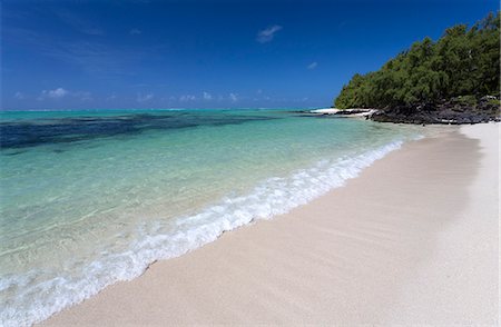 Idyllic beach scene with blue sky, aquamarine sea and soft sand, Ile Aux Cerfs, Mauritius, Indian Ocean, Africa Photographie de stock - Premium Libres de Droits, Code: 6119-07744585