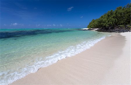 Idyllic beach scene with blue sky, aquamarine sea and soft sand, Ile Aux Cerfs, Mauritius, Indian Ocean, Africa Foto de stock - Sin royalties Premium, Código: 6119-07744585