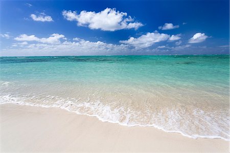 Idyllic beach scene with blue sky, aquamarine sea and soft sand, Ile Aux Cerfs, Mauritius, Indian Ocean, Africa Foto de stock - Sin royalties Premium, Código: 6119-07744591