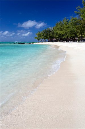 Idyllic beach scene with blue sky, aquamarine sea and soft sand, Ile Aux Cerfs, Mauritius, Indian Ocean, Africa Foto de stock - Sin royalties Premium, Código: 6119-07744592