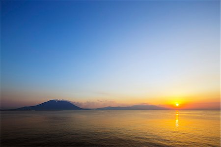 Sunrise over Sakurajima volcano, Kagoshima, Kyushu, Japan, Asia Foto de stock - Sin royalties Premium, Código: 6119-07744647