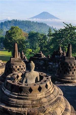 simsearch:6119-08268579,k - Early morning light at the stupas of the temple complex of Borobodur, UNESCO World Heritage Site, Java, Indonesia, Southeast Asia, Asia Foto de stock - Sin royalties Premium, Código: 6119-07744681