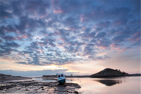 estuario - View towards Church Hill and the Aln Estuary during a stunning winter sunrise from the beach at low tide with a fishing boat in the foreground, Alnmouth, near Alnwick, Northumberland, England, United Kingdom, Europe Foto de stock - Sin royalties Premium, Código: 6119-07744608