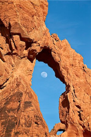 Near-full moon rising through an arch, Valley of Fire State Park, Nevada, United States of America, North America Foto de stock - Sin royalties Premium, Código: 6119-07781191