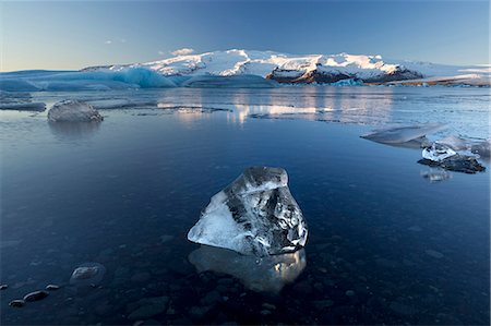 simsearch:6119-07781093,k - View of icebergs on Jokulsarlon, a glacial lagoon at the head of the Breidamerkurjokull Glacier, with some icebergs illuminated by the afternoon winter sun, on the edge of the Vatnajokull National Park, South Iceland, Iceland, Polar Regions Photographie de stock - Premium Libres de Droits, Code: 6119-07781113