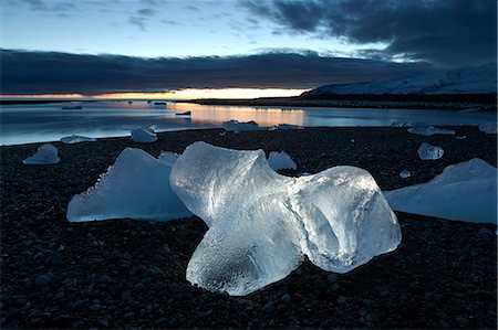 simsearch:6119-07781134,k - Icebergs at sunset on Jokulsa Beach, on the edge of the Vatnajokull National Park, South Iceland, Iceland, Polar Regions Foto de stock - Sin royalties Premium, Código: 6119-07781125