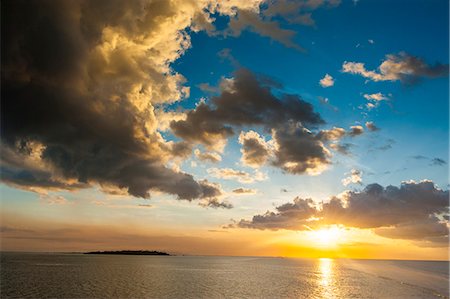 sun on sea - Mamanucas Islands, Fiji, South Pacific, Pacific Stock Photo - Premium Royalty-Free, Code: 6119-07781254