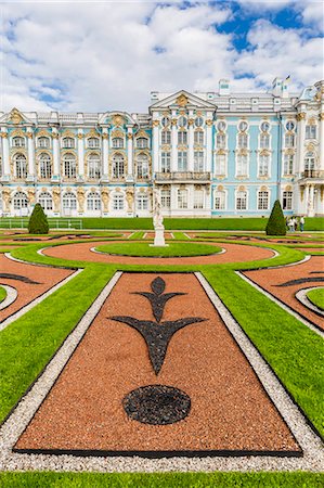 palazzo di caterina - View of the French-style formal gardens at the Catherine Palace, Tsarskoe Selo, St. Petersburg, Russia, Europe Fotografie stock - Premium Royalty-Free, Codice: 6119-07734887