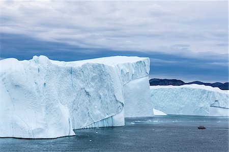 A Zodiac amongst huge icebergs calved from the Ilulissat Glacier, UNESCO World Heritage Site, Ilulissat, Greenland, Polar Regions Stockbilder - Premium RF Lizenzfrei, Bildnummer: 6119-07734895