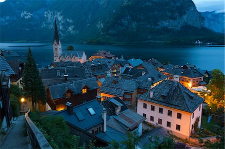 Village of Hallstatt illuminated at dusk, UNESCO World Heritage Site, Hallstattersee, Oberosterreich (Upper Austria), Austria, Europe Foto de stock - Sin royalties Premium, Código: 6119-07734951