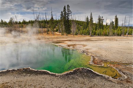 simsearch:632-06029920,k - Abyss Pool, one of Yellowstone's deepest, West Thumb Geyser Basin, Yellowstone National Park, UNESCO World Heritage Site, Wyoming, United States of America, North America Foto de stock - Sin royalties Premium, Código: 6119-07734974