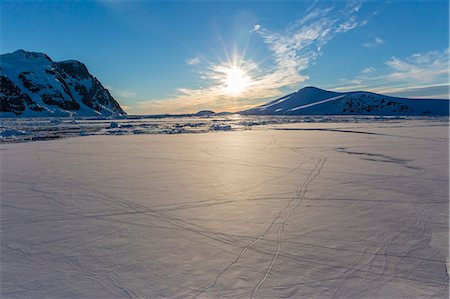 Penguin tracks left on first year sea ice in the Lemaire Channel, Antarctica, Polar Regions Foto de stock - Sin royalties Premium, Código: 6119-07734918