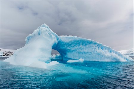 eisberg - Archway formed in a glacial iceberg at Cierva Cove, Antarctica, Polar Regions Foto de stock - Sin royalties Premium, Código: 6119-07734919