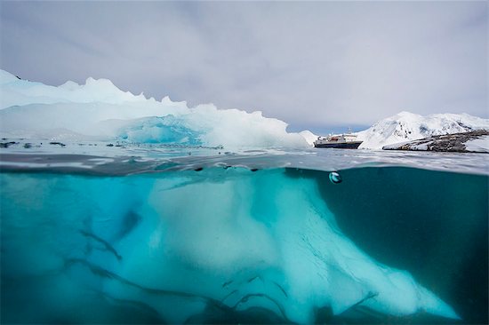 Above and below view of glacial ice near Wiencke Island, Neumayer Channel, Antarctica, Polar Regions Foto de stock - Sin royalties Premium, Código de la imagen: 6119-07734926