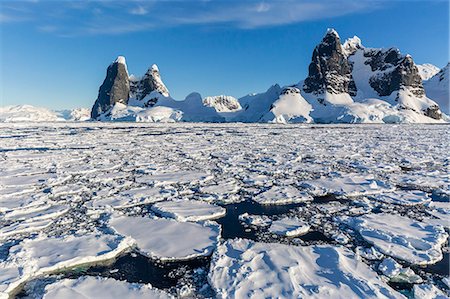 Transiting the Lemaire Channel in heavy first year sea ice, Antarctica, Polar Regions Foto de stock - Sin royalties Premium, Código: 6119-07734928