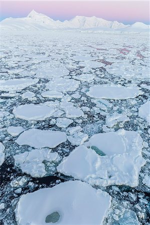 Transiting the Lemaire Channel in heavy first year sea ice, Antarctica, Polar Regions Foto de stock - Sin royalties Premium, Código: 6119-07734930