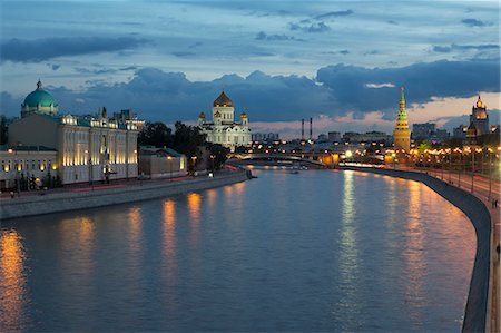 River Moskva and the Cathedral of Christ the Redeemer and the Kremlin at night, Moscow, Russia, Europe Photographie de stock - Premium Libres de Droits, Code: 6119-07735049