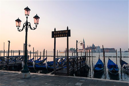 simsearch:6119-07735059,k - Gondolas moored on the Lagoon, San Giorgio Maggiore beyond, Riva degli Schiavoni, Venice, UNESCO World Heritage Site, Veneto, Italy, Europe Foto de stock - Sin royalties Premium, Código: 6119-07735059