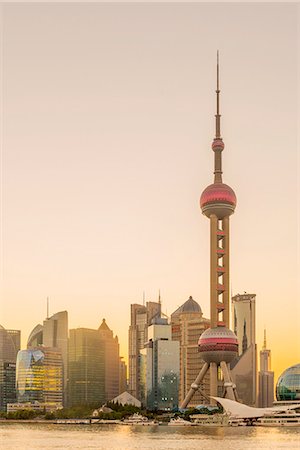 shanghai pudong - Pudong skyline of the Financial District including the Oriental Pearl Tower, across Huangpu River, Shanghai, China, Asia Foto de stock - Royalty Free Premium, Número: 6119-07735084