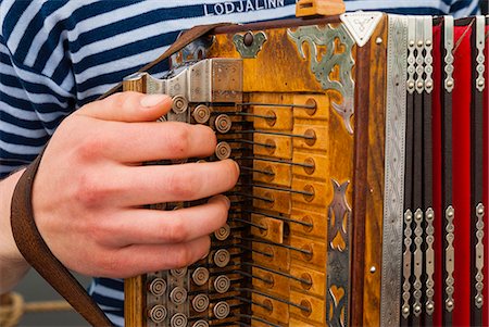 estonia - Accordion, ethnic group of musicians, River Emajogi, Tartu, Estonia, Baltic States, Europe Fotografie stock - Premium Royalty-Free, Codice: 6119-07735033