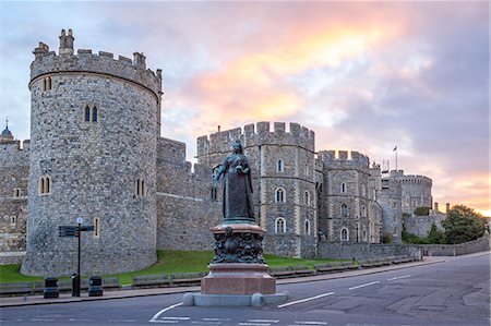 simsearch:6119-07452070,k - Windsor Castle and statue of Queen Victoria at sunrise, Windsor, Berkshire, England, United Kingdom, Europe Foto de stock - Sin royalties Premium, Código: 6119-07845346