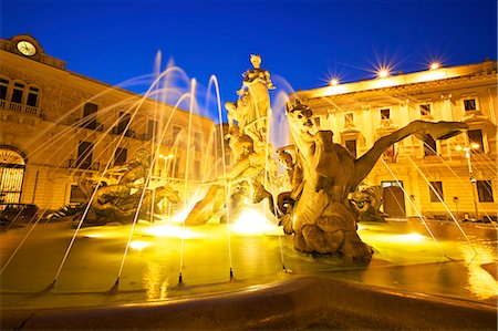 sicile - Fountain of Diana, Ortygia, Syracuse, Sicily, Italy, Europe Photographie de stock - Premium Libres de Droits, Code: 6119-07845471