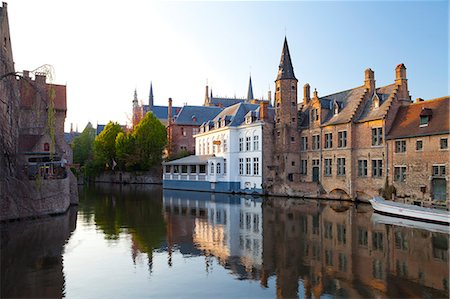 Buildings along a Canal in the Historic Center of Bruges, Belgium, Europe Photographie de stock - Premium Libres de Droits, Code: 6119-07845474