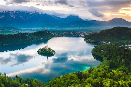 dramatic landscape - Lake Bled Island and the Julian Alps at sunrise, seen from Osojnica Hill, Bled, Julian Alps, Gorenjska, Slovenia, Europe Foto de stock - Sin royalties Premium, Código: 6119-07845406