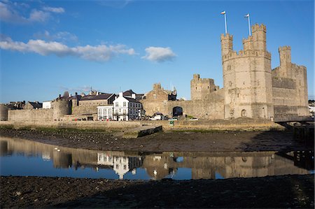 Caernarfon Castle, UNESCO World Heritage Site, and city wall, Caernarfon, Wales, United Kingdom, Europe Photographie de stock - Premium Libres de Droits, Code: 6119-07845559