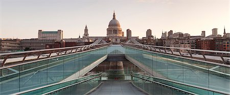 Millennium Bridge and St. Paul's Cathedral at sunrise, London, England, United Kingdom, Europe Foto de stock - Sin royalties Premium, Código: 6119-07845509