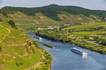 simsearch:6119-07845681,k - Cruise ship passing through the Riverbend in Bremm, Europe's steepest vineyard location, Moselle Valley, Rhineland-Palatinate, Germany, Europe Photographie de stock - Premium Libres de Droits, Code: 6119-07845683