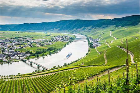 pueblos - Cruise ship passing the riverbend at Minnheim, Moselle Valley, Rhineland-Palatinate, Germany, Europe Photographie de stock - Premium Libres de Droits, Code: 6119-07845690