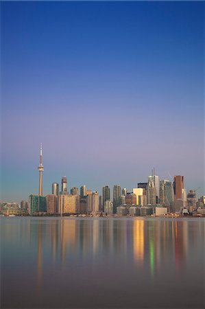 simsearch:6119-07943558,k - View of CN Tower and city skyline, Toronto, Ontario, Canada, North America Foto de stock - Sin royalties Premium, Código: 6119-07943557