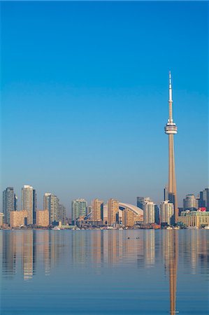 View of CN Tower and city skyline, Toronto, Ontario, Canada, North America Foto de stock - Royalty Free Premium, Número: 6119-07943562