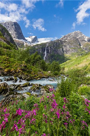 escandinavia - Slow shutter speed silky water of the Olden River as it flows along Briksdalen, Olden, Nordfjord, Norway, Scandinavia, Europe Foto de stock - Sin royalties Premium, Código: 6119-07943627