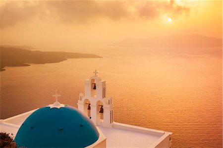 Blue dome and bell tower at sunset, St. Gerasimos church and Aegean Sea, Firostefani, Fira, Santorini (Thira), Cyclades Islands, Greek Islands, Greece, Europe Foto de stock - Sin royalties Premium, Código: 6119-07943845