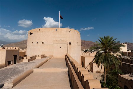 fortified castle - Nizwa Fort, Oman, Middle East Foto de stock - Sin royalties Premium, Código: 6119-07943885