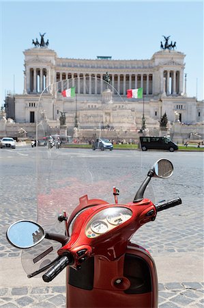 rome - Scooter parked in Piazza Venezia with the Victor Emmanuel Monument, Rome, Lazio, Italy, Europe Photographie de stock - Premium Libres de Droits, Code: 6119-07943927