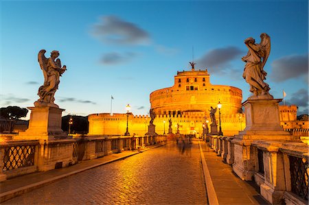 rome - Angel statues on Ponte Sant' Angelo bridge with Castel Sant' Angelo at dusk, Rome, Lazio, Italy, Europe Photographie de stock - Premium Libres de Droits, Code: 6119-07943928