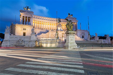 rome - Moving traffic around Piazza Venezia with the Victor Emmanuel Monument at night, Rome, Lazio, Italy, Europe Photographie de stock - Premium Libres de Droits, Code: 6119-07943933