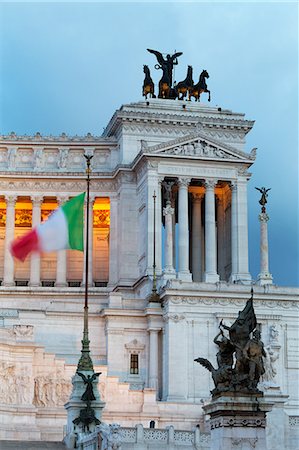 Italian flag in front of the Victor Emmanuel Monument at night, Rome, Lazio, Italy, Europe Stockbilder - Premium RF Lizenzfrei, Bildnummer: 6119-07943931