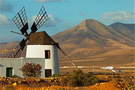 Windmill in the central valley and the 625m high Churillos mountain beyond, Llanos de la Concepcion, Fuerteventura, Canary Islands, Spain, Europe Photographie de stock - Premium Libres de Droits, Code: 6119-07944061