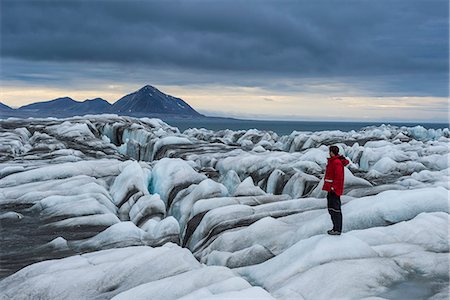 Man standing on a huge glacier in Hornsund, Svalbard, Arctic, Norway, Scandinavia, Europe Fotografie stock - Premium Royalty-Free, Codice: 6119-07968982