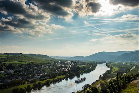 Cruise ship in backlight on the Moselle River near Wintrich, Moselle Valley, Rhineland-Palatinate, Germany, Europe Foto de stock - Sin royalties Premium, Código: 6119-07969018