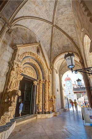 Ornately carved Portal entrance of the Cathedral of St. Lawrence, Stari Grad (Old town), Trogir, Dalmatia, Croatia, Europe Foto de stock - Sin royalties Premium, Código: 6119-08061975